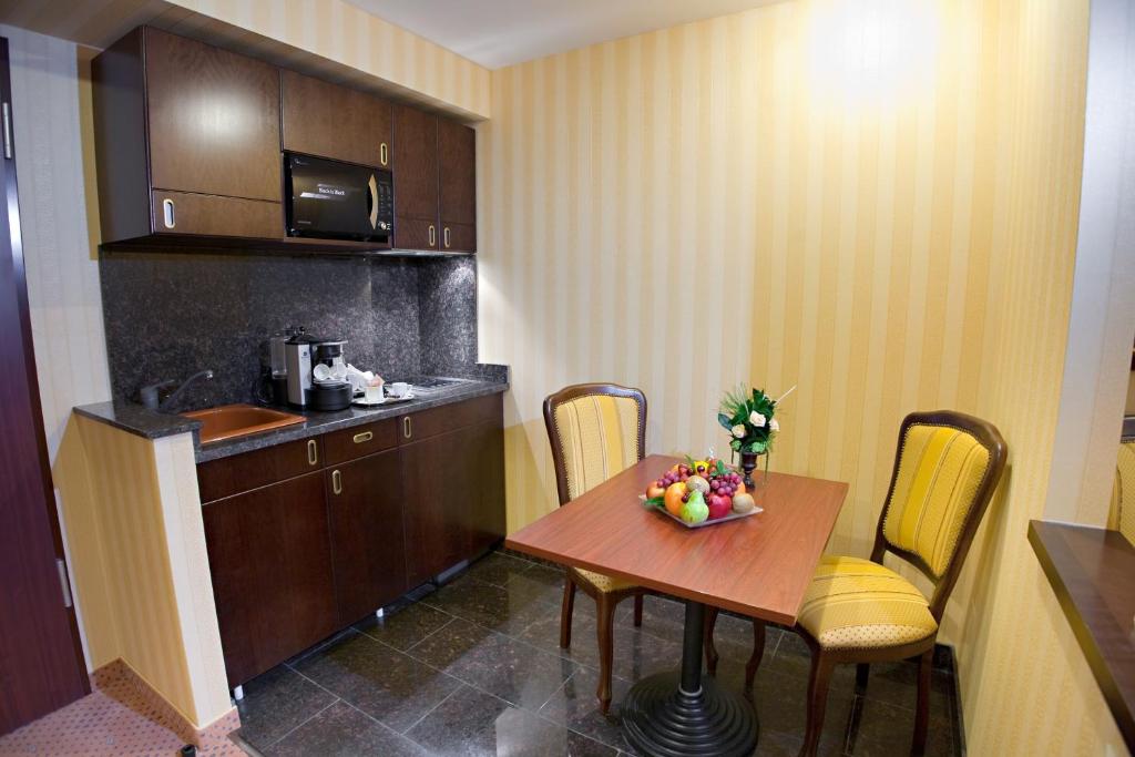 Ramada Hotel & Suites by Wyndham Bucharest North - Resim 33