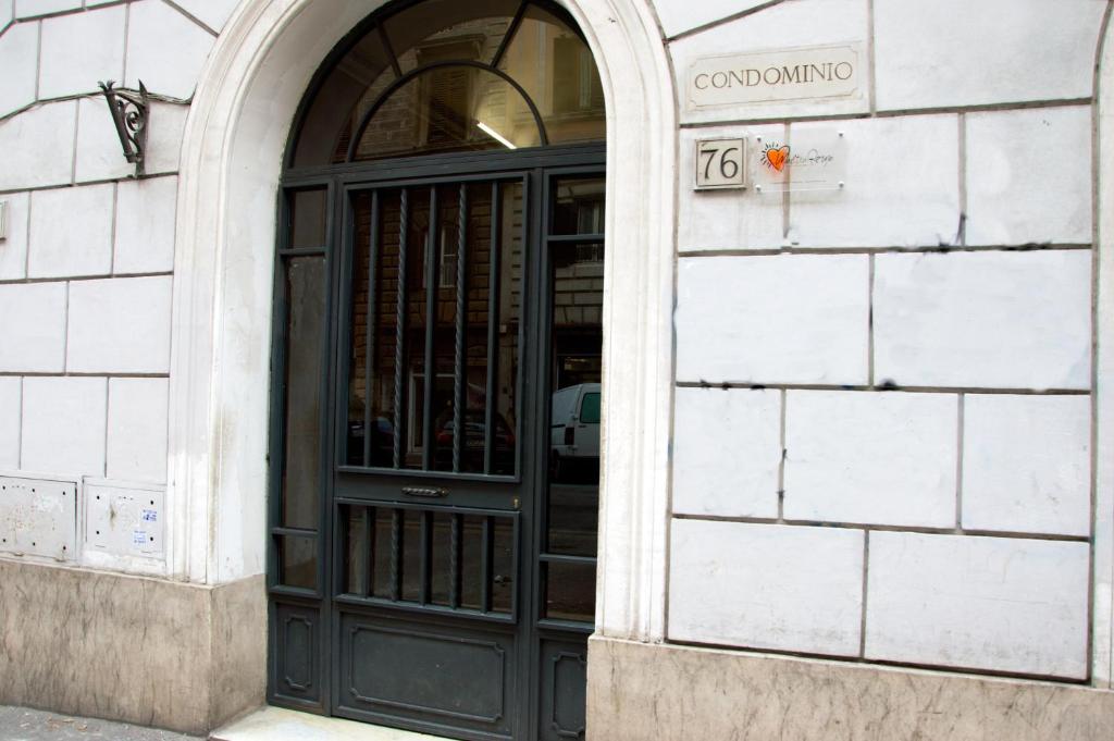 The facade or entrance of Meltin' Rome Guest House