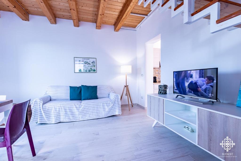 TV a/nebo společenská místnost v ubytování Beach Front Villas