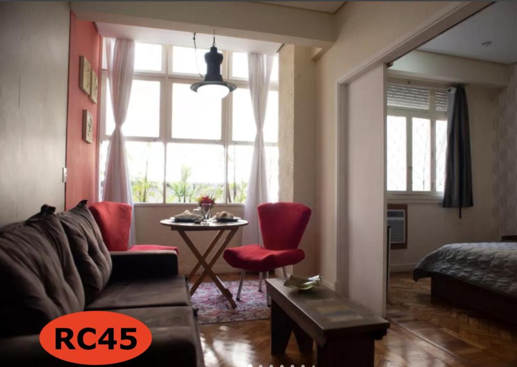 sala de estar con sofá y mesa en Copacabana Flat, en Río de Janeiro