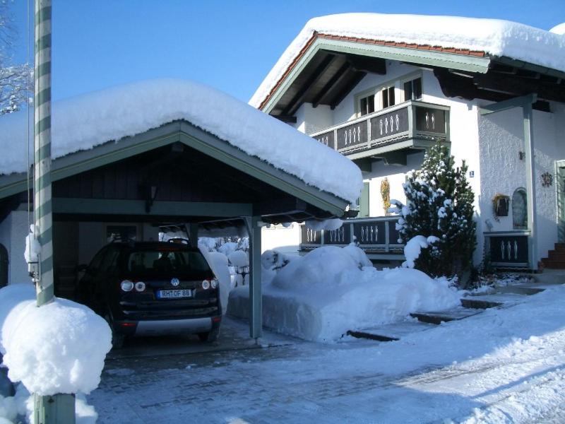 een auto geparkeerd in een garage bedekt met sneeuw bij Landhaus Pröchel in Reit im Winkl