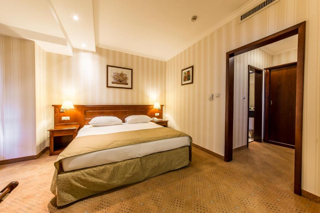 Ramada Hotel & Suites by Wyndham Bucharest North - Resim 30