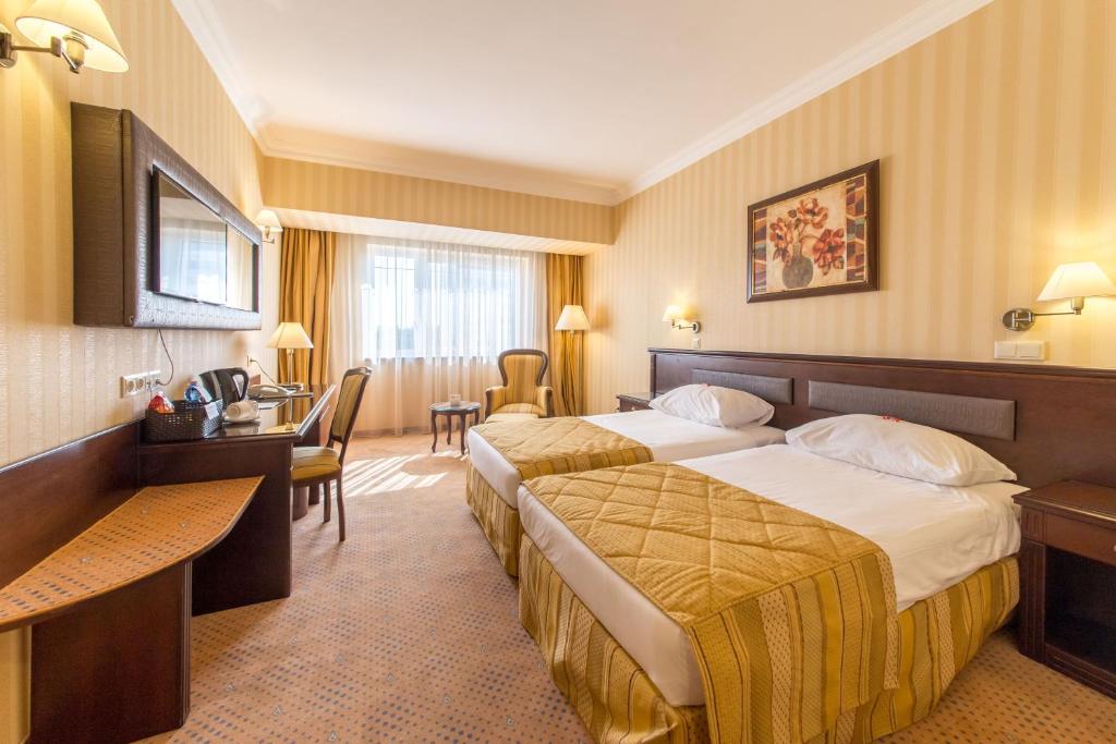 Postel nebo postele na pokoji v ubytování Ramada Hotel & Suites by Wyndham Bucharest North