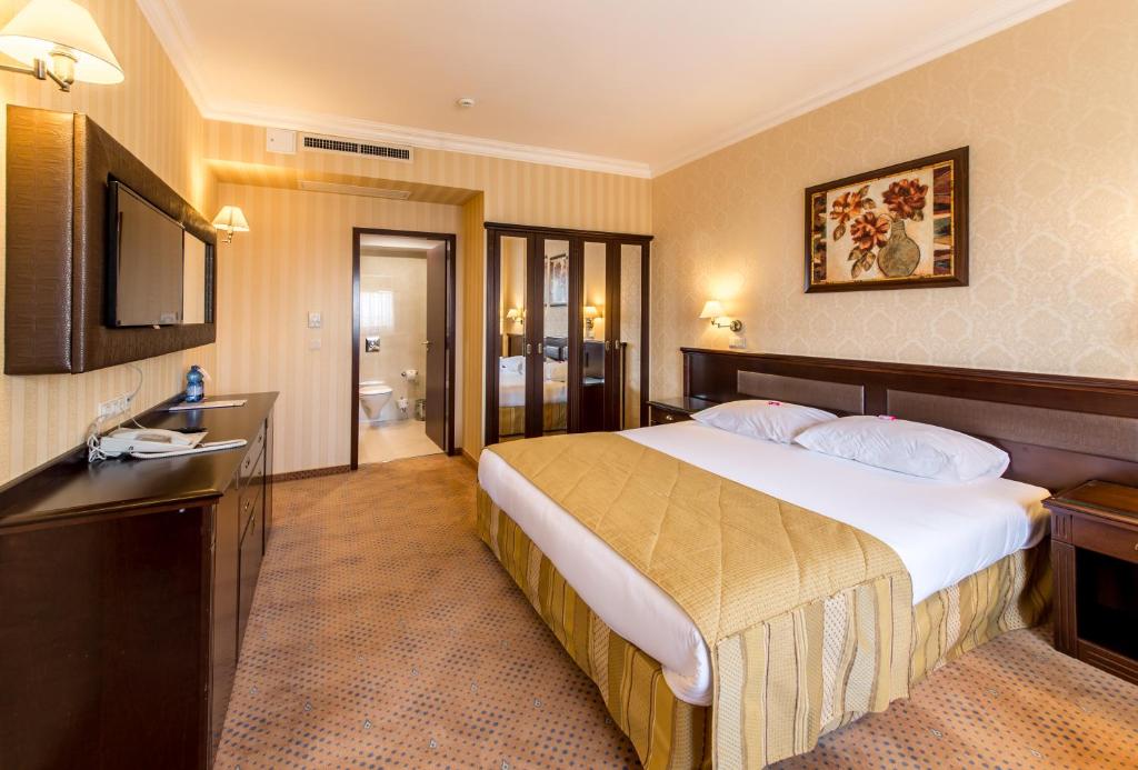 Postel nebo postele na pokoji v ubytování Ramada Hotel & Suites by Wyndham Bucharest North