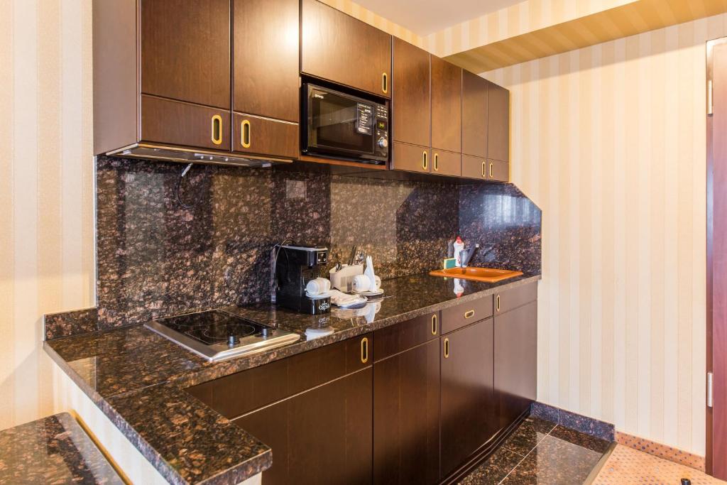 Kuchyň nebo kuchyňský kout v ubytování Ramada Hotel & Suites by Wyndham Bucharest North