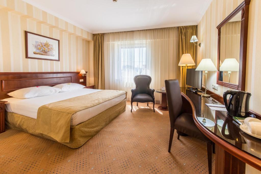 Postel nebo postele na pokoji v ubytování Ramada Hotel & Suites by Wyndham Bucharest North