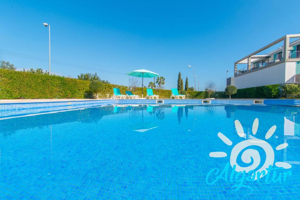 una grande piscina con un cartello sopra di Terraços de Cabanas By Algartur a Cabanas de Tavira