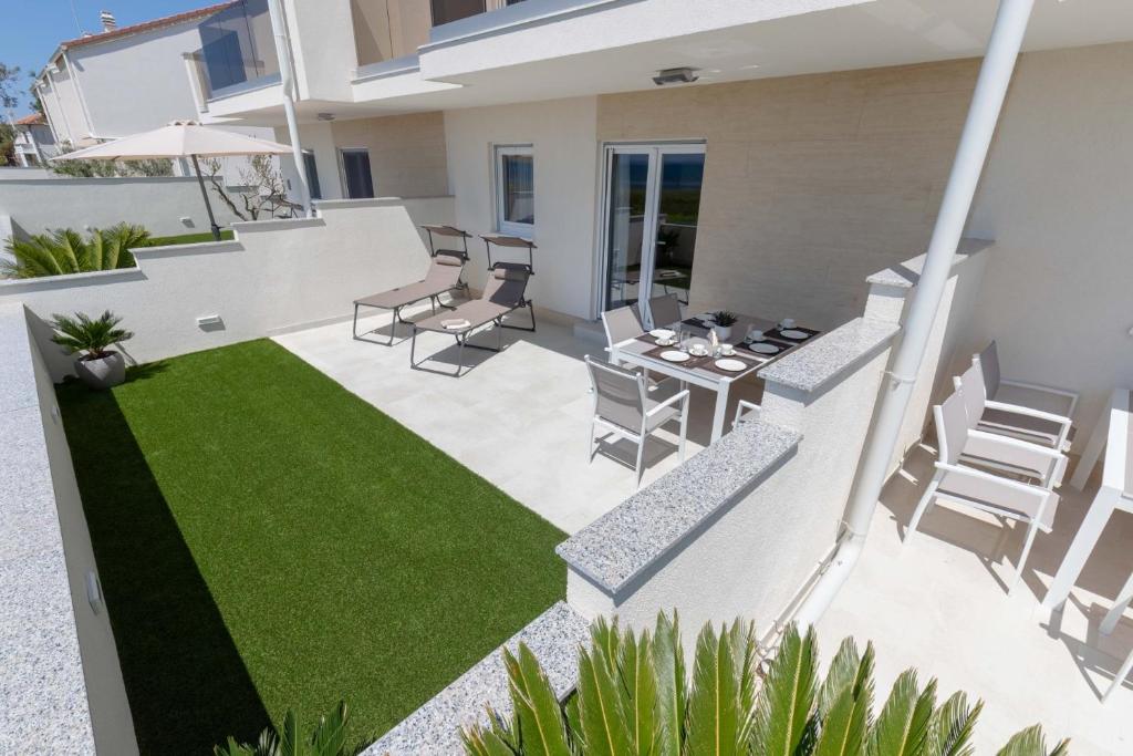 Balkón alebo terasa v ubytovaní Beachfront Reiterer Villa V2 with Seaview 30 meters from the Beach - CROWONDER LUXURY RENT