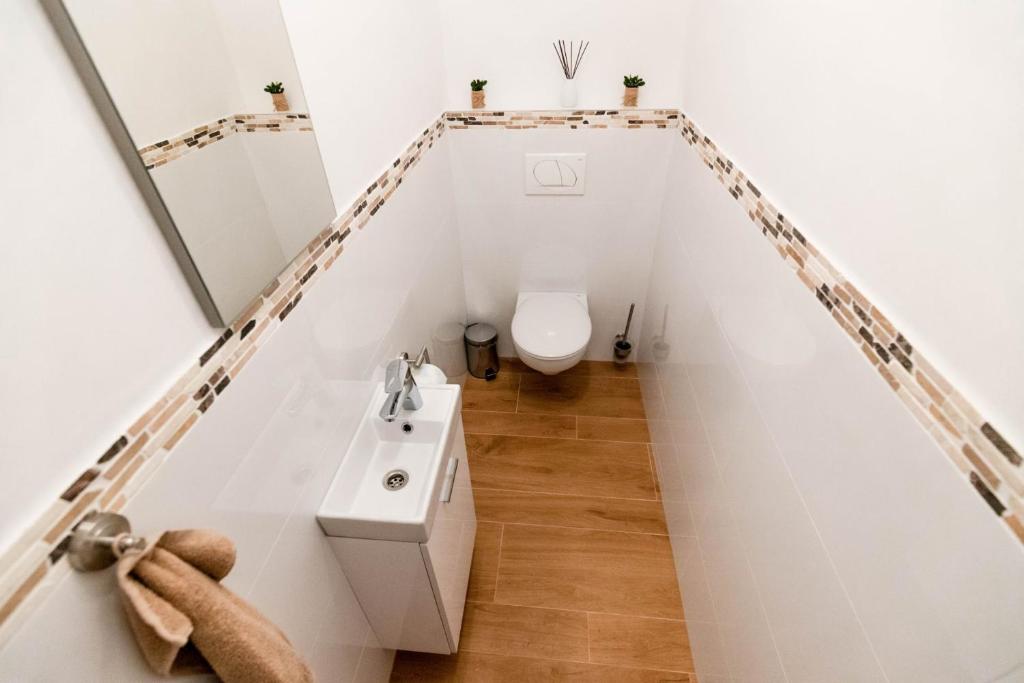 Kúpeľňa v ubytovaní Beachfront Reiterer Villa V2 with Seaview 30 meters from the Beach - CROWONDER LUXURY RENT