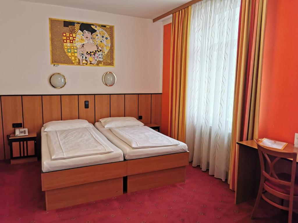 Postel nebo postele na pokoji v ubytování Garten- und Kunsthotel Gabriel City