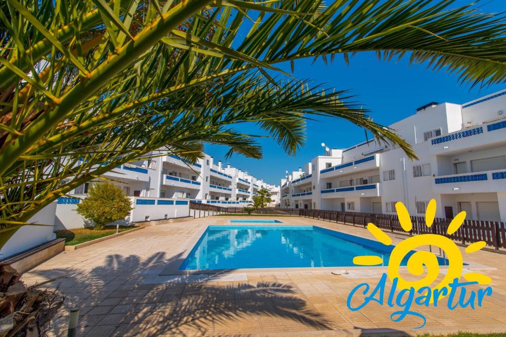 a view of the swimming pool in the apartment at Santa Luzia Residence Apartamento T2 com Piscina & Wi-Fi in Santa Luzia