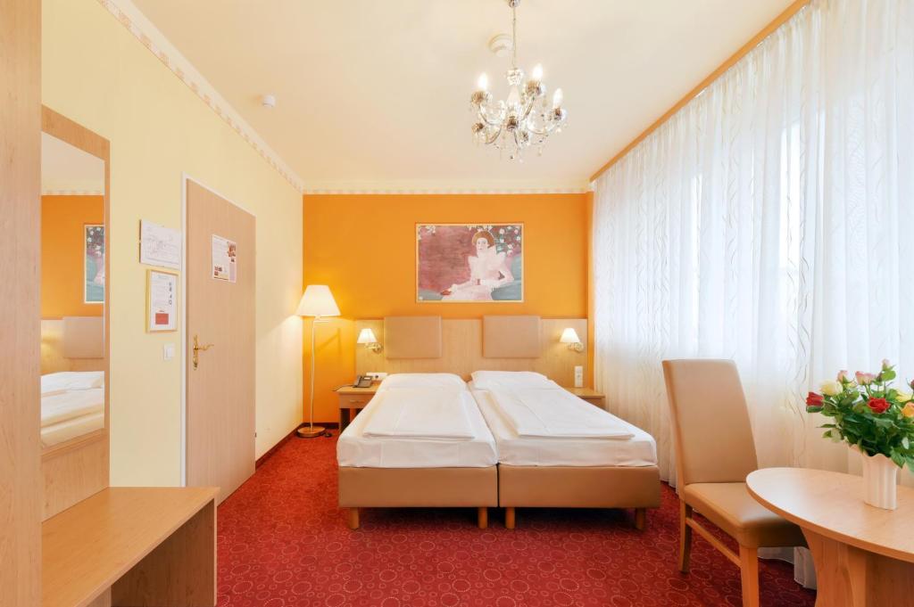 Postel nebo postele na pokoji v ubytování Garten- und Kunsthotel Gabriel City