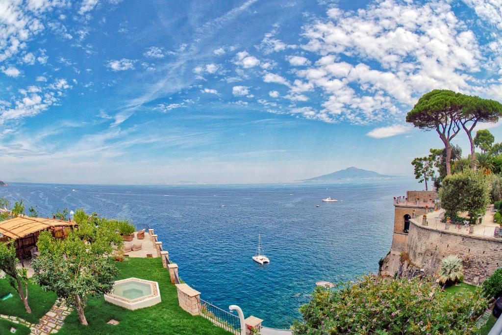 - une vue sur l'océan depuis une demeure de caractère dans l'établissement Amore Rentals - Villa Galidia, à Sorrente