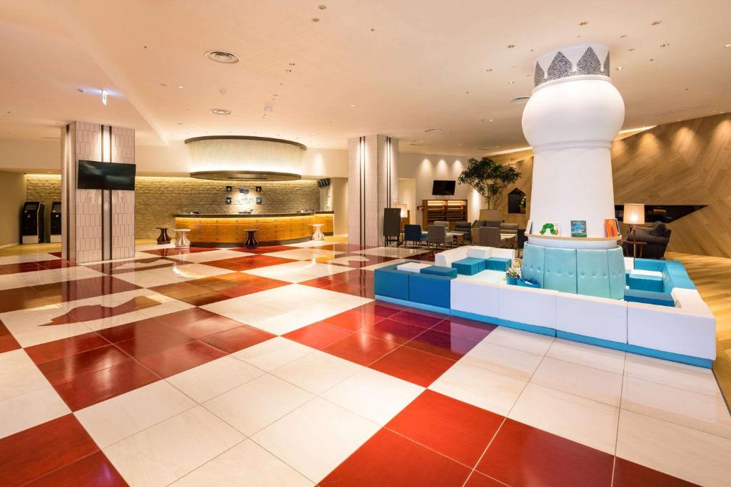 a lobby with a clock in the center of a building at Comfort Suites Tokyo Bay in Urayasu