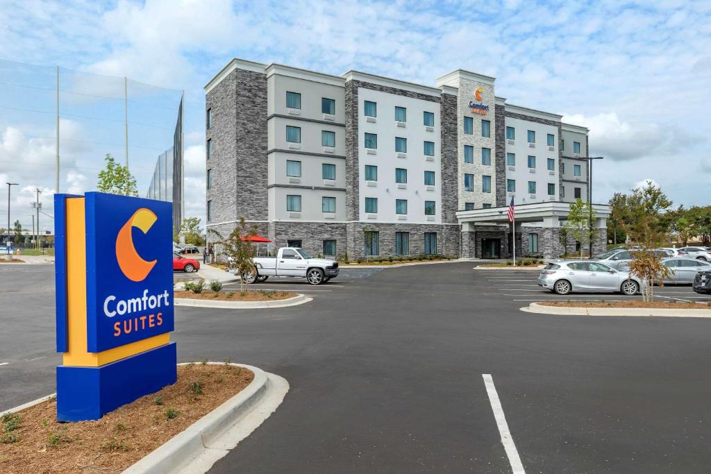 ein Gebäude mit einer c Comfort Suite und einem Parkplatz in der Unterkunft Comfort Suites Greenville Airport in Greenville