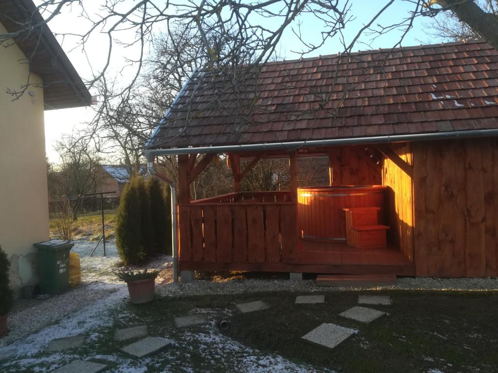 Budova, v ktorej sa dovolenkový dom nachádza