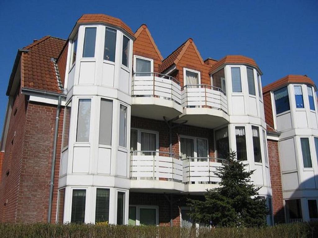 Una casa grande con balcones en un lateral. en Gorch Fock 04 en Duhnen