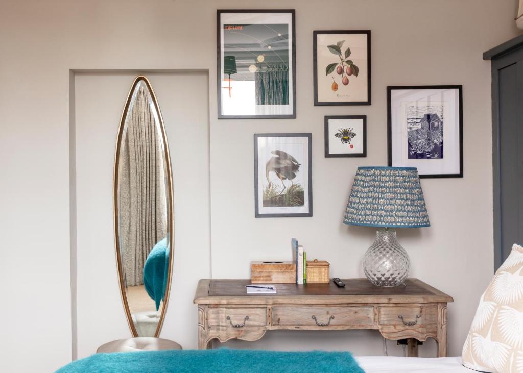 a room with a table and a mirror and a table sidx sidx sidx at The Whittling House in Alnmouth