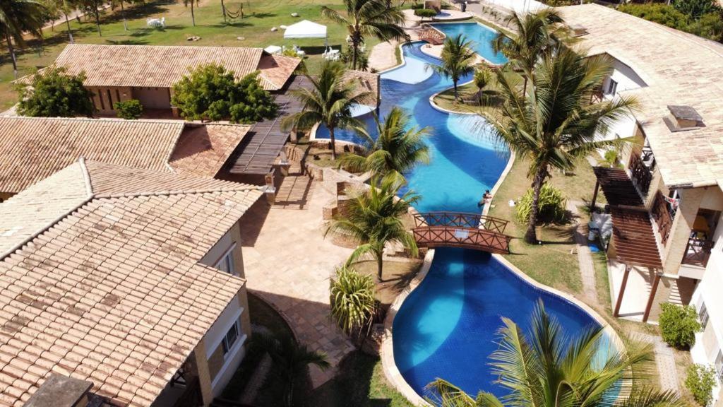 una vista aérea de un complejo con 2 piscinas en Pipa Paradise Top 1, en Pipa