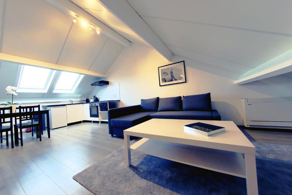 ein Wohnzimmer mit einem blauen Sofa und einem Tisch in der Unterkunft One bedroom appartement with city view and wifi at Waterloo in Waterloo