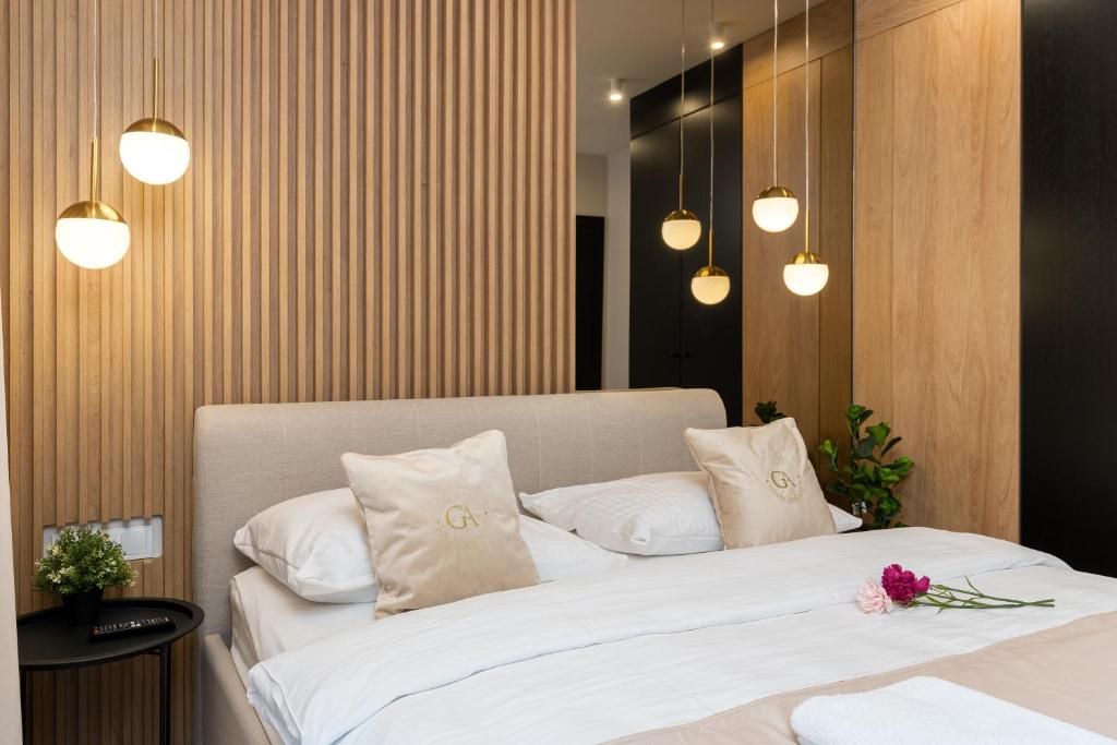 Postel nebo postele na pokoji v ubytování GA Luxury Apartments G20