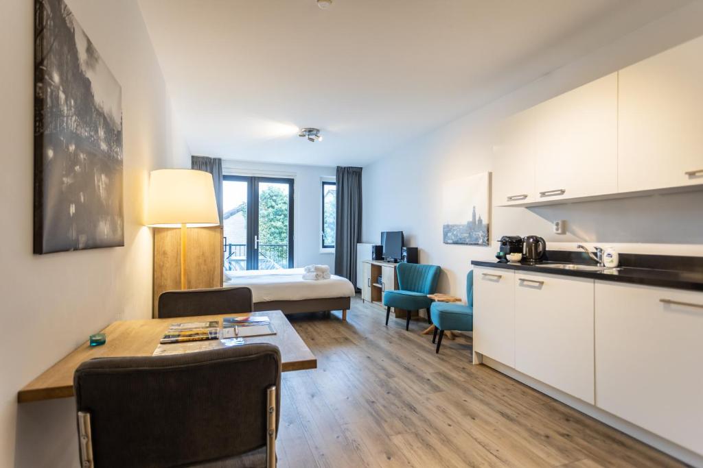 a room with a kitchen and a living room at UtrechtCityApartments – Weerdsingel in Utrecht