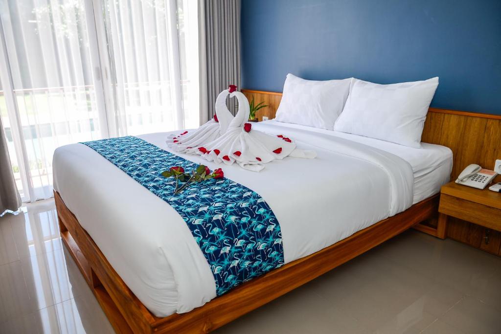 
A bed or beds in a room at RakaAyu Kuta
