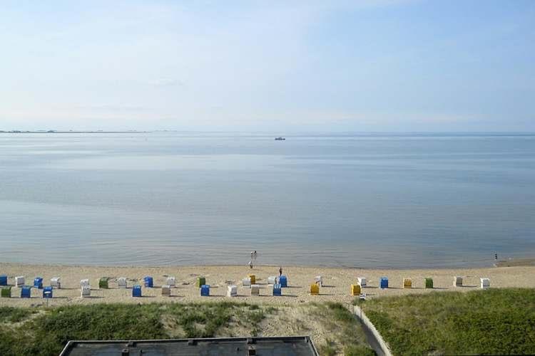 un grupo de sillas en una playa cerca del agua en Haus Uthlande Uthlande Whg 51 Meeresbrise, en Wyk auf Föhr