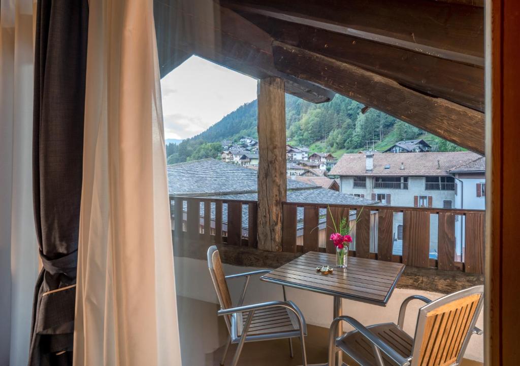 Nespecifikovaný výhled na hory nebo výhled na hory při pohledu z hotelu