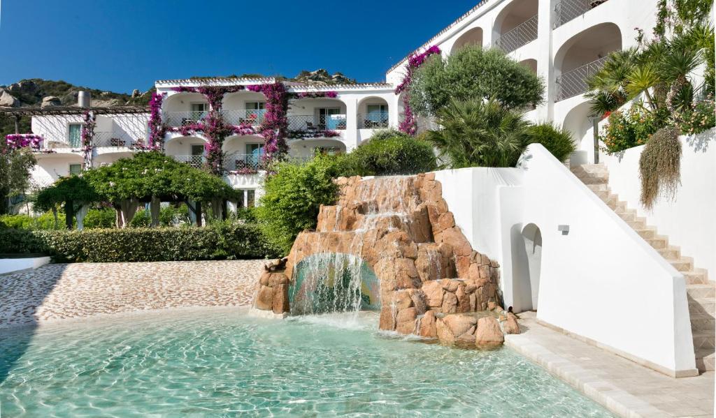 een waterglijbaan in het midden van een resort bij Grand Hotel Poltu Quatu in Porto Cervo