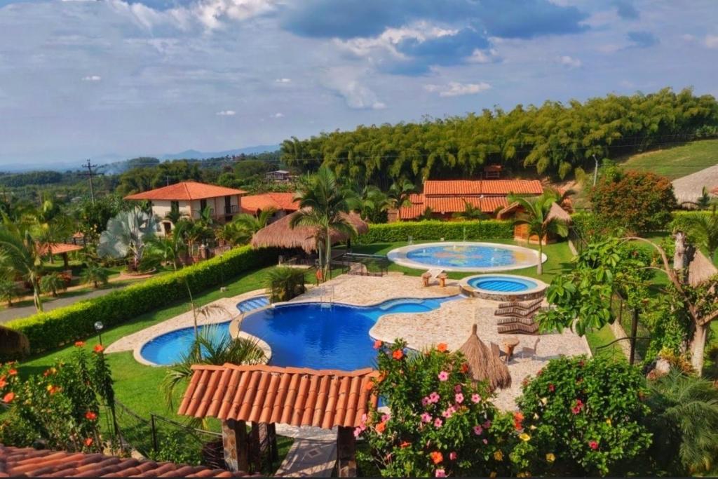 una vista aérea de un complejo con 2 piscinas en La Victoria Hotel Campestre, en Quimbaya