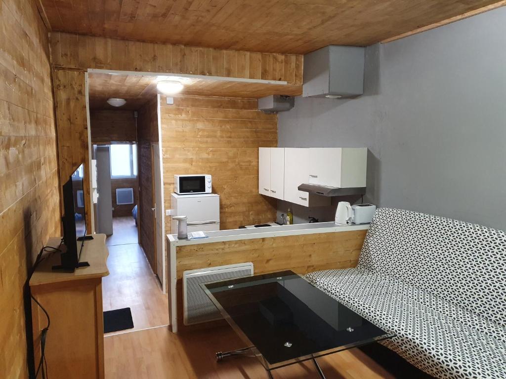 - une petite cuisine avec une table et un comptoir dans l'établissement Appartement VanSuly, à Salins-les-Bains