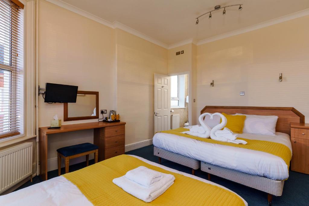 St Andrews Hotel - Quadruple Room With Private Bathroom
