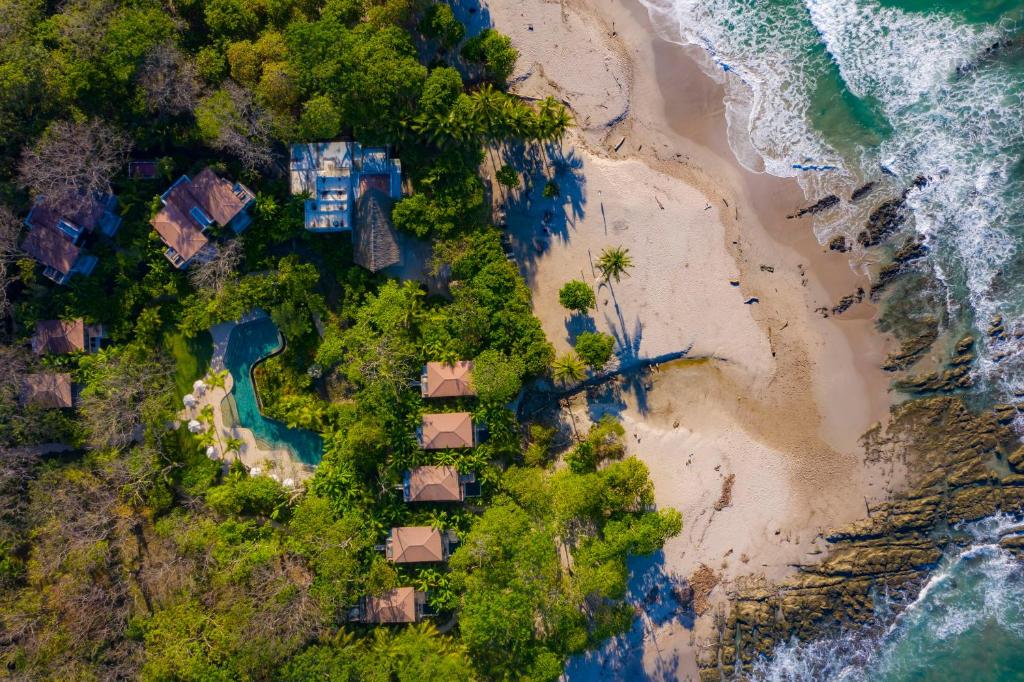 een luchtzicht op een strand met huizen en de oceaan bij Hotel Nantipa - A Tico Beach Experience in Santa Teresa Beach