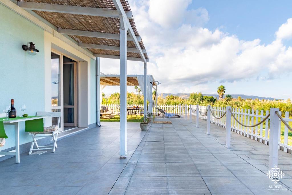 Balkón nebo terasa v ubytování Beach Front Villas