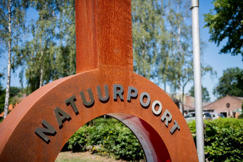 una señal que dice kentrificación en un objeto naranja en Natuurpoort van Loon, en Loon op Zand