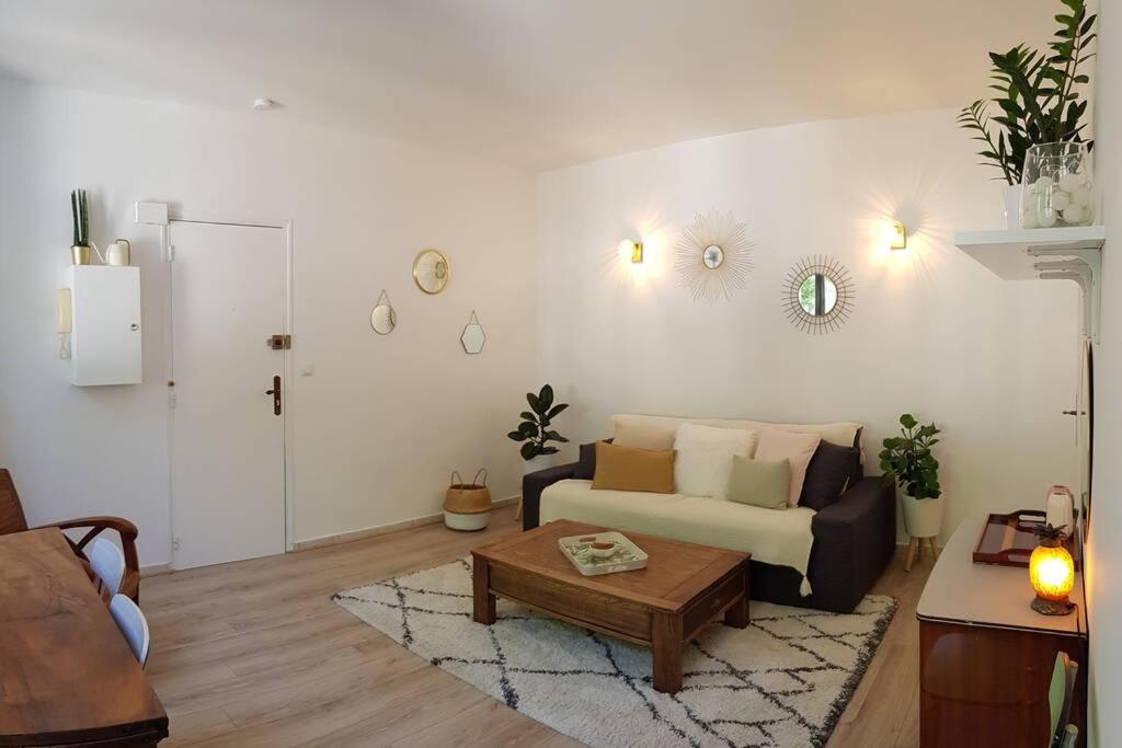 a living room with a couch and a coffee table at Appartement cosy proche du CHU in Rouen