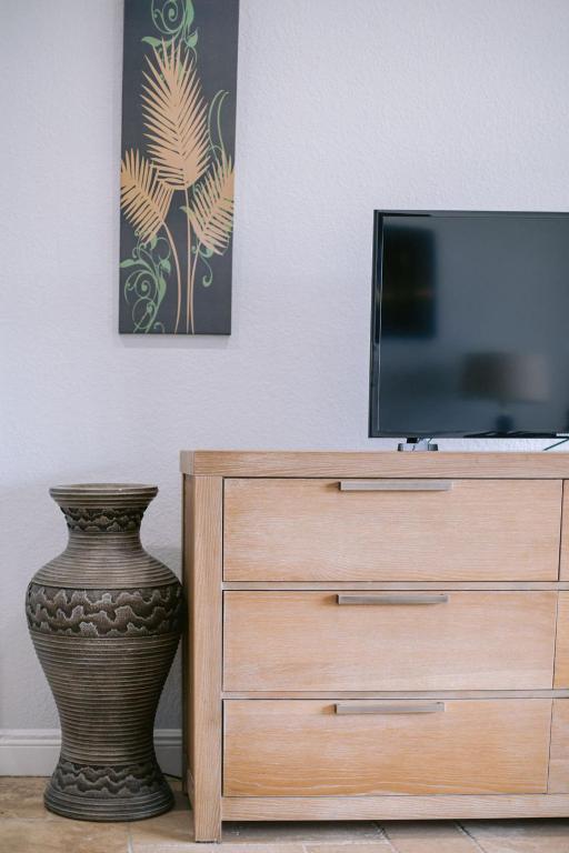 TV a/nebo společenská místnost v ubytování Vistalmar Beach Resort