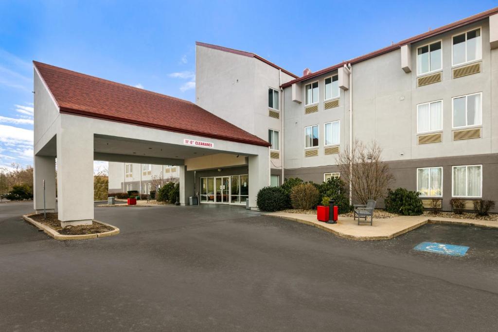 un parking vide devant un bâtiment dans l'établissement Red Roof Inn PLUS+ Boston - Logan, à Saugus