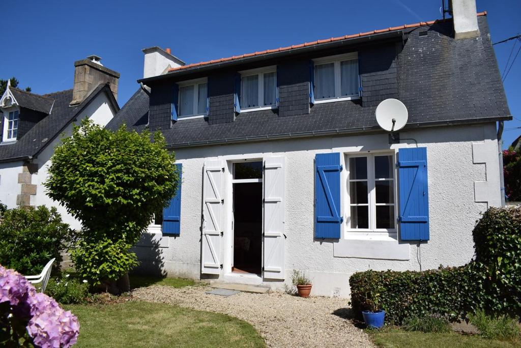 Maison blanche avec volets bleus dans l'établissement Maison à 100m plage de Tourony avec jardin clos à TREGASTEL - Réf 400, à Trégastel