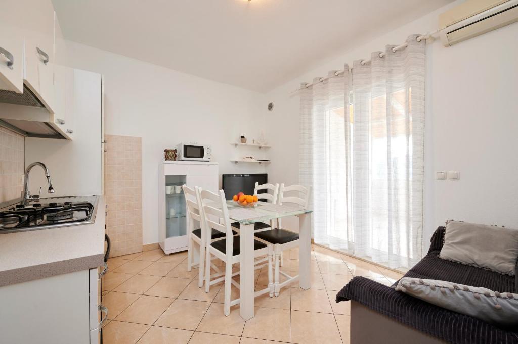 Kuchyň nebo kuchyňský kout v ubytování Apartments Proto