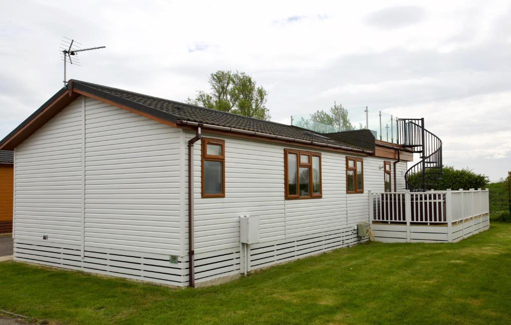 Beautiful 2-Bed lodge with hot tub and saunain Ely