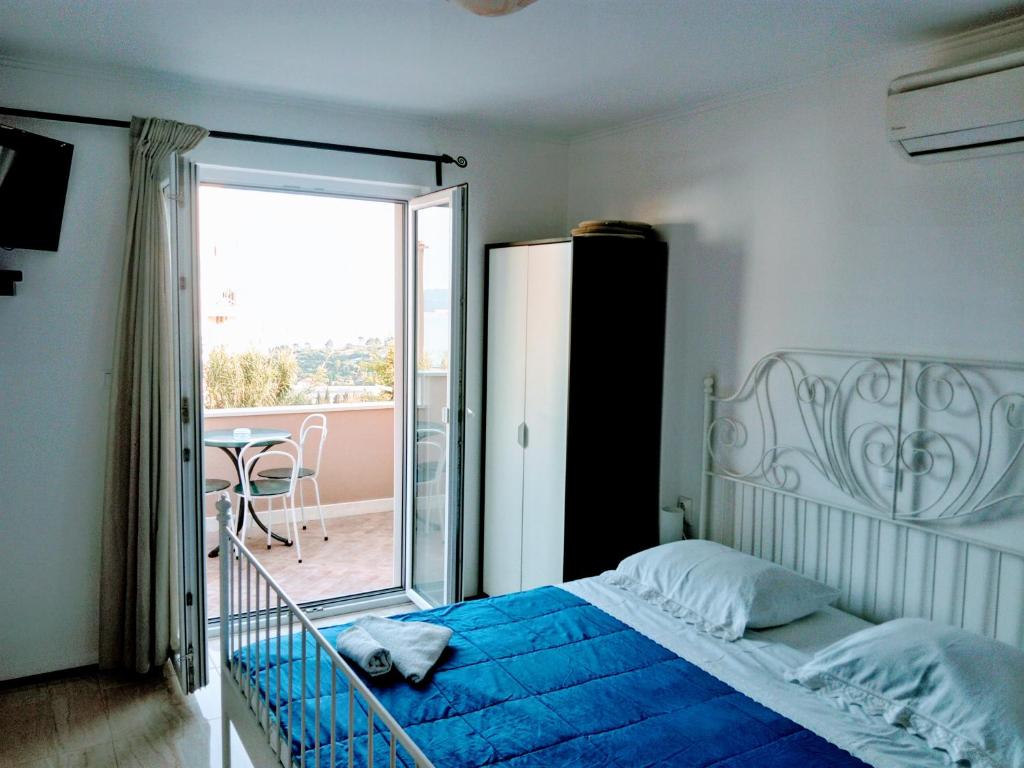 Posteľ alebo postele v izbe v ubytovaní Apartments Karoma