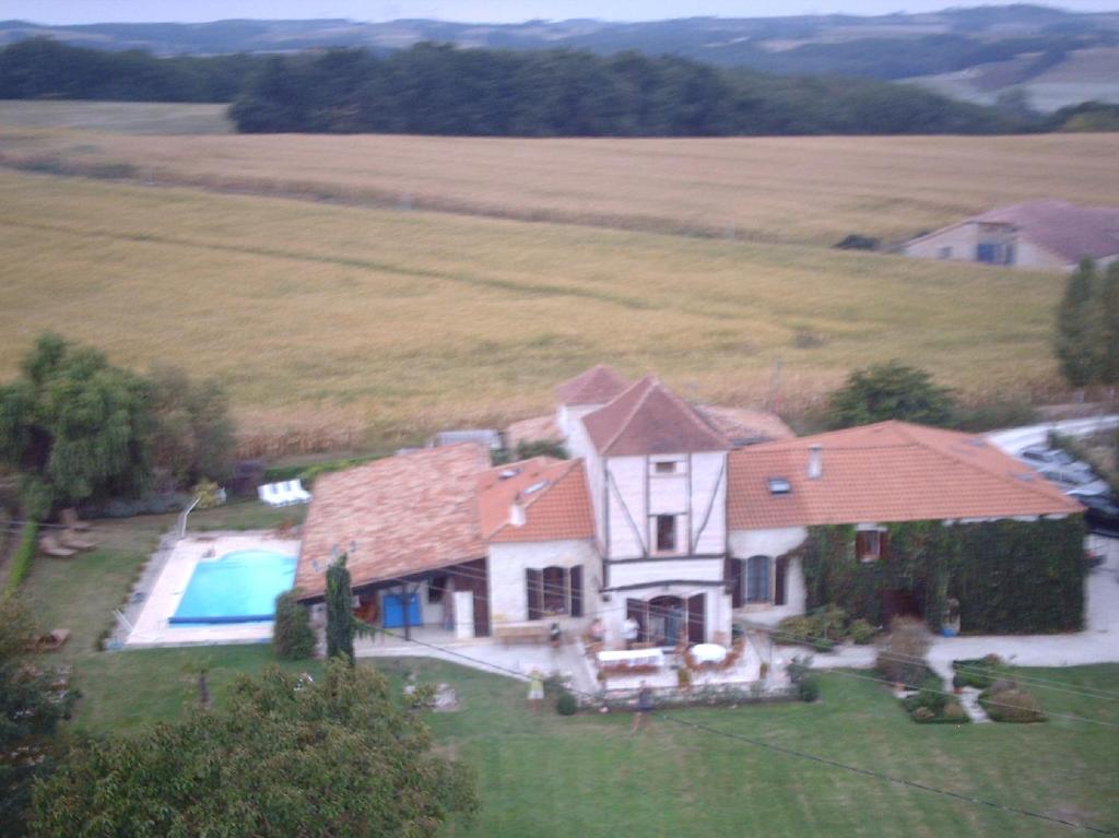 an aerial view of a house with a swimming pool at Chambres Rozies Dunes in Dunes