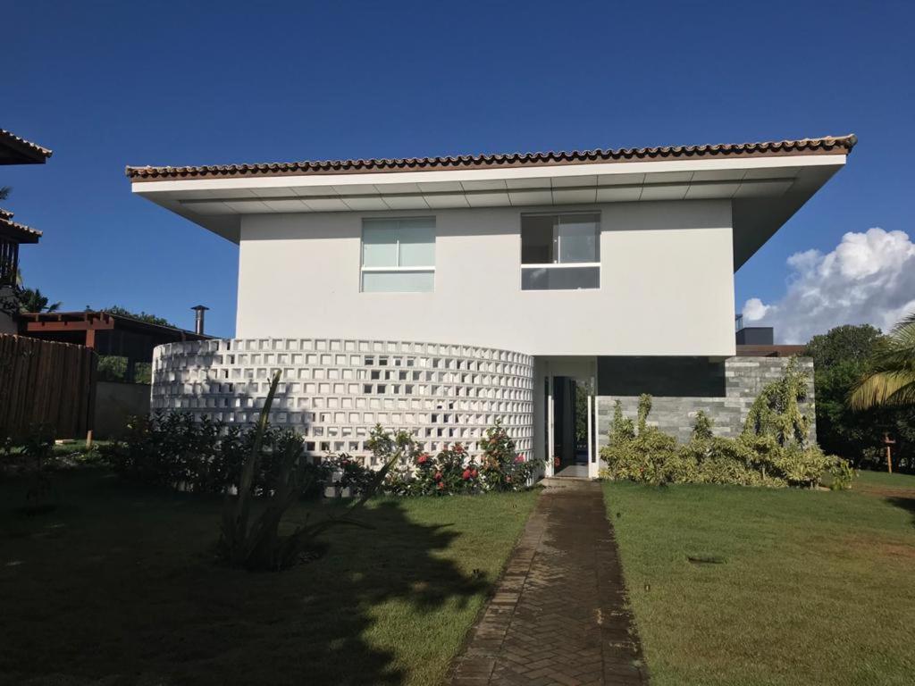 een wit huis met een dak bij Quintas de Sauipe, Casa F7 in Costa do Sauipe