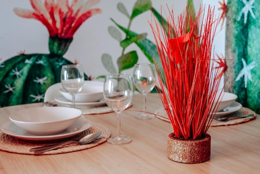 un tavolo con piatti e bicchieri da vino su un tavolo di ENJOY THE MOMENT Luxury La Tejita a La Tejita