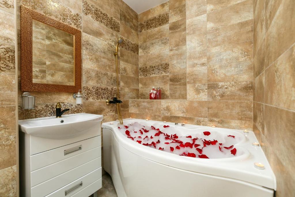 отель с баней и джакузи. сауна с джакузи новосибирск. домики с джакузи в московской области. абникум ресторанно-гостиничный комплекс новосибирск. абникум новосибирск улица сибиряков-гвардейцев 56/3.