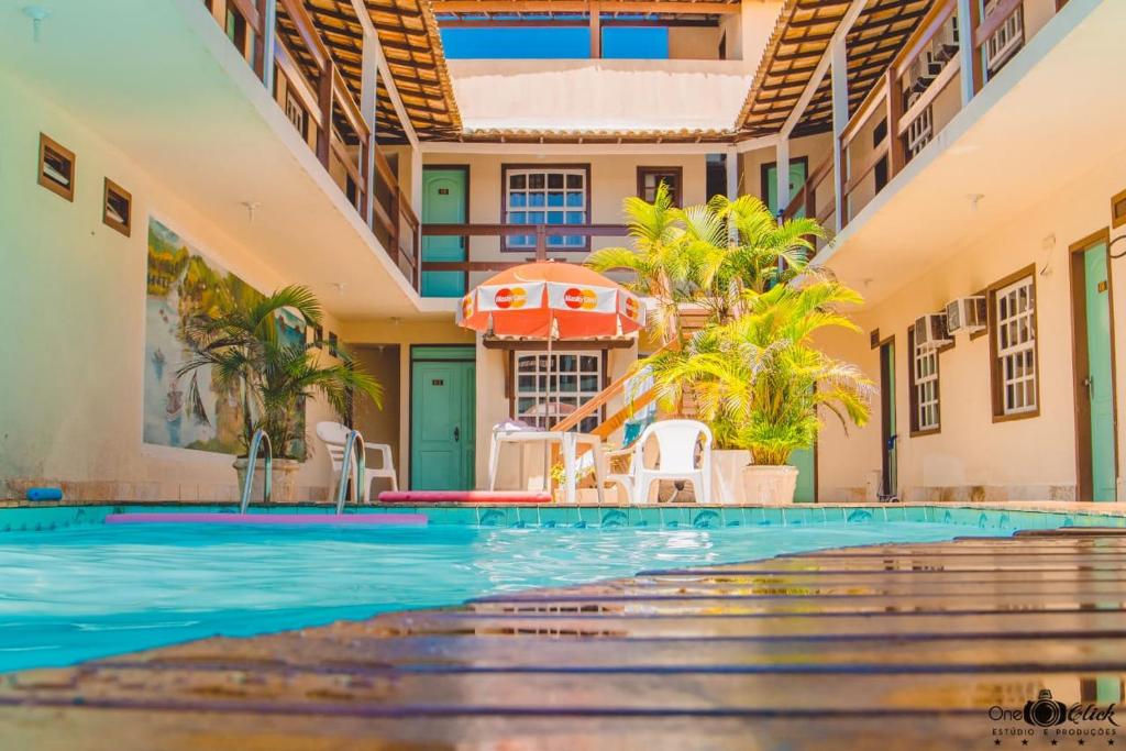 einen Innenpool in einem Gebäude mit einem Pool-Pool in der Unterkunft Pousada Espirito do Mar in Cabo Frio