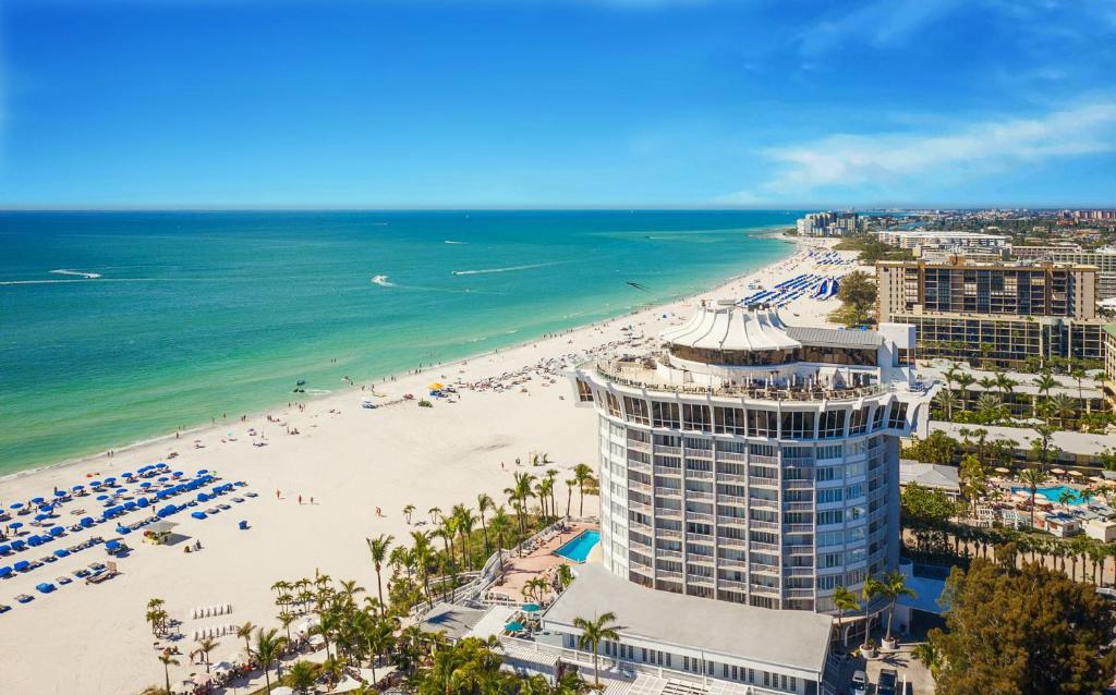 uitzicht op een strand en een gebouw bij Bellwether Beach Resort in St Pete Beach