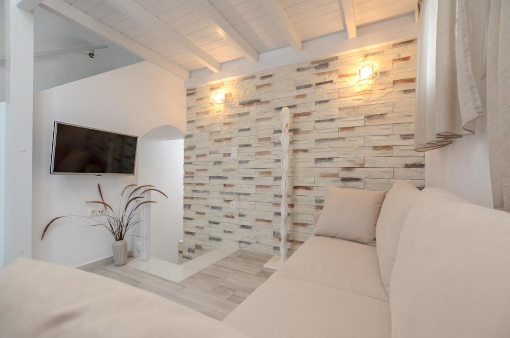 TV a/nebo společenská místnost v ubytování Naxian Wave Seaside Villa